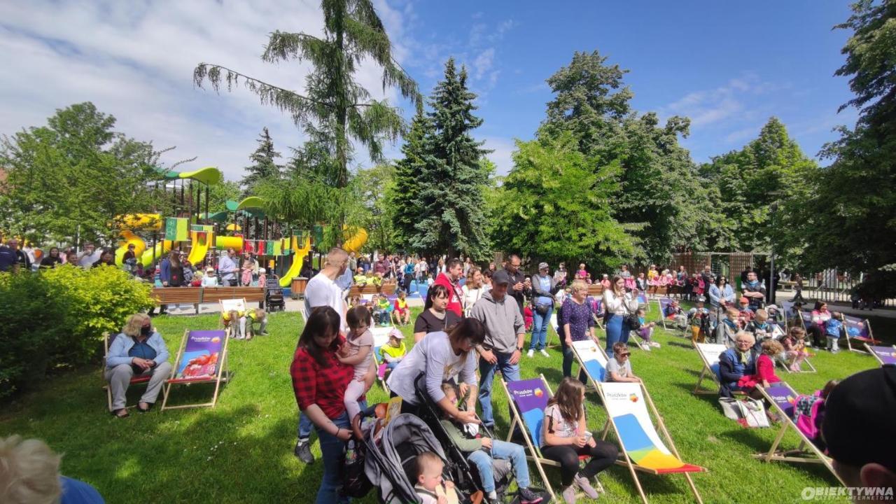 Juna2 - Nowoczesny Apartament W Centrum Z Widokiem Na Park Pruszków Exteriör bild